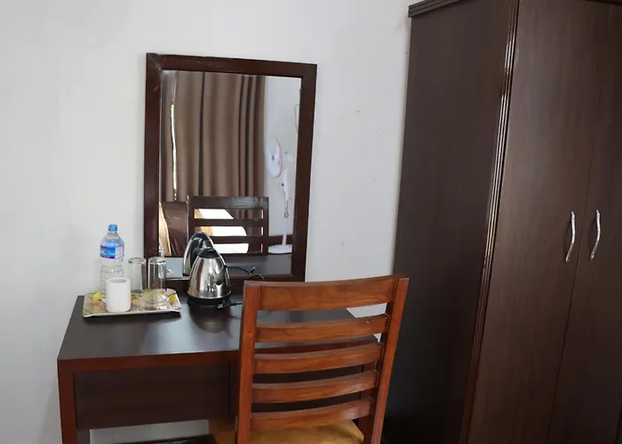Eusi Serling Guest house *